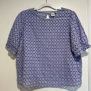 Women’s Sz:M Gap Purple Eyelet Puff Sleeve Top. Round Neck. Button Back.